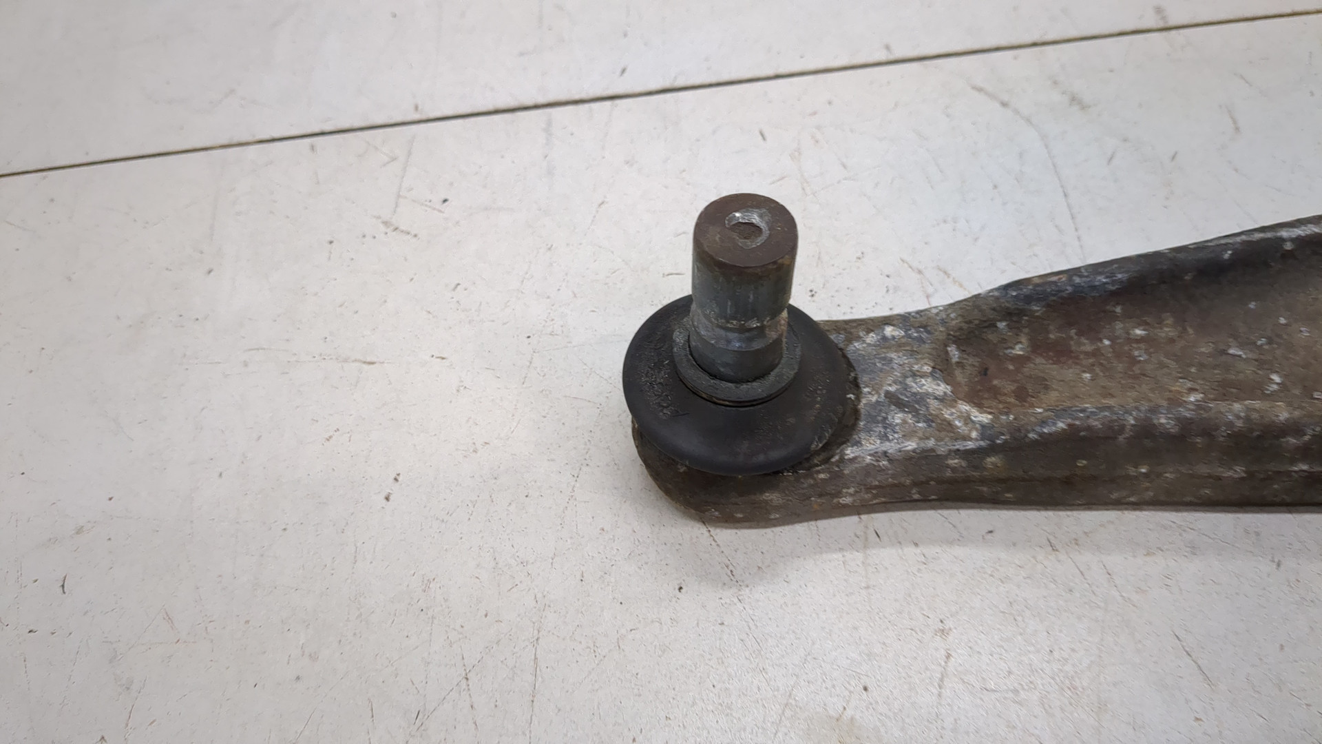 Рычаг передний левый