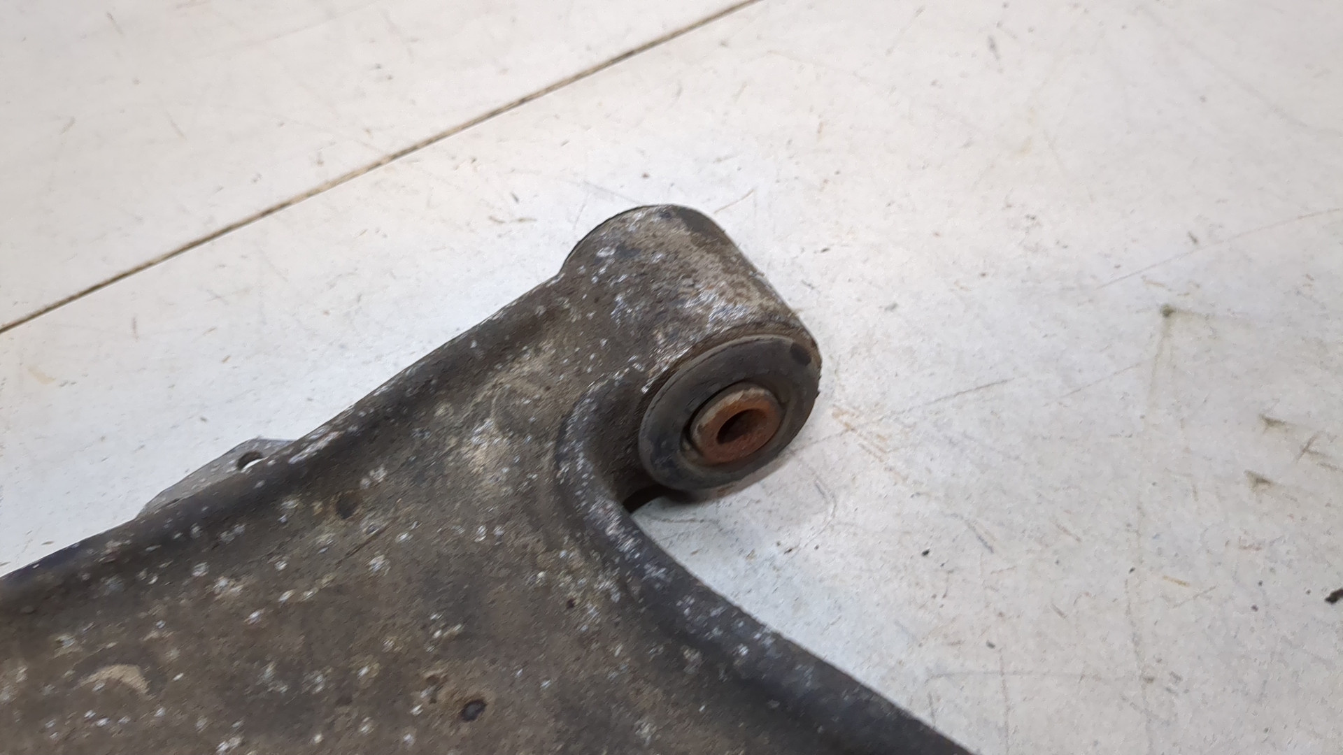 Рычаг передний левый