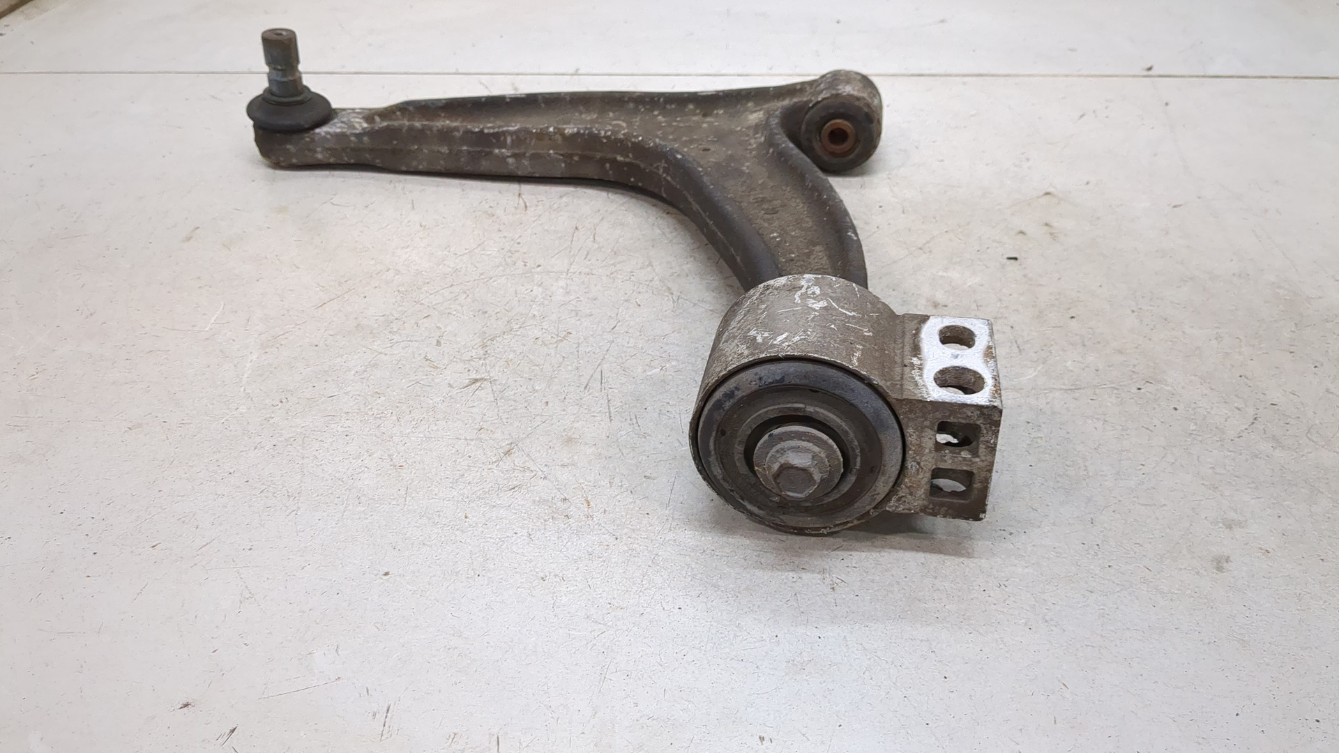 Рычаг передний левый