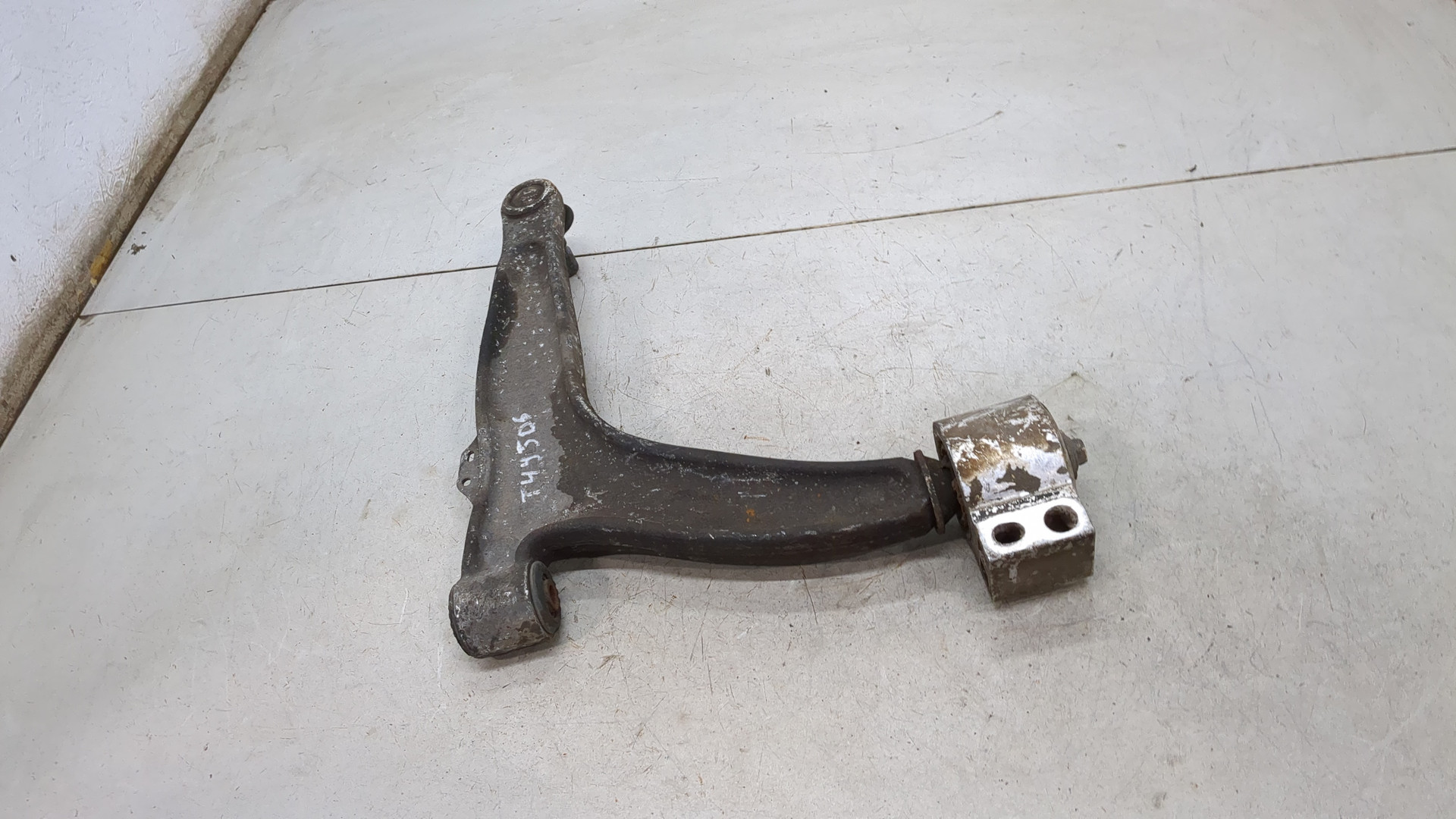 Рычаг передний левый