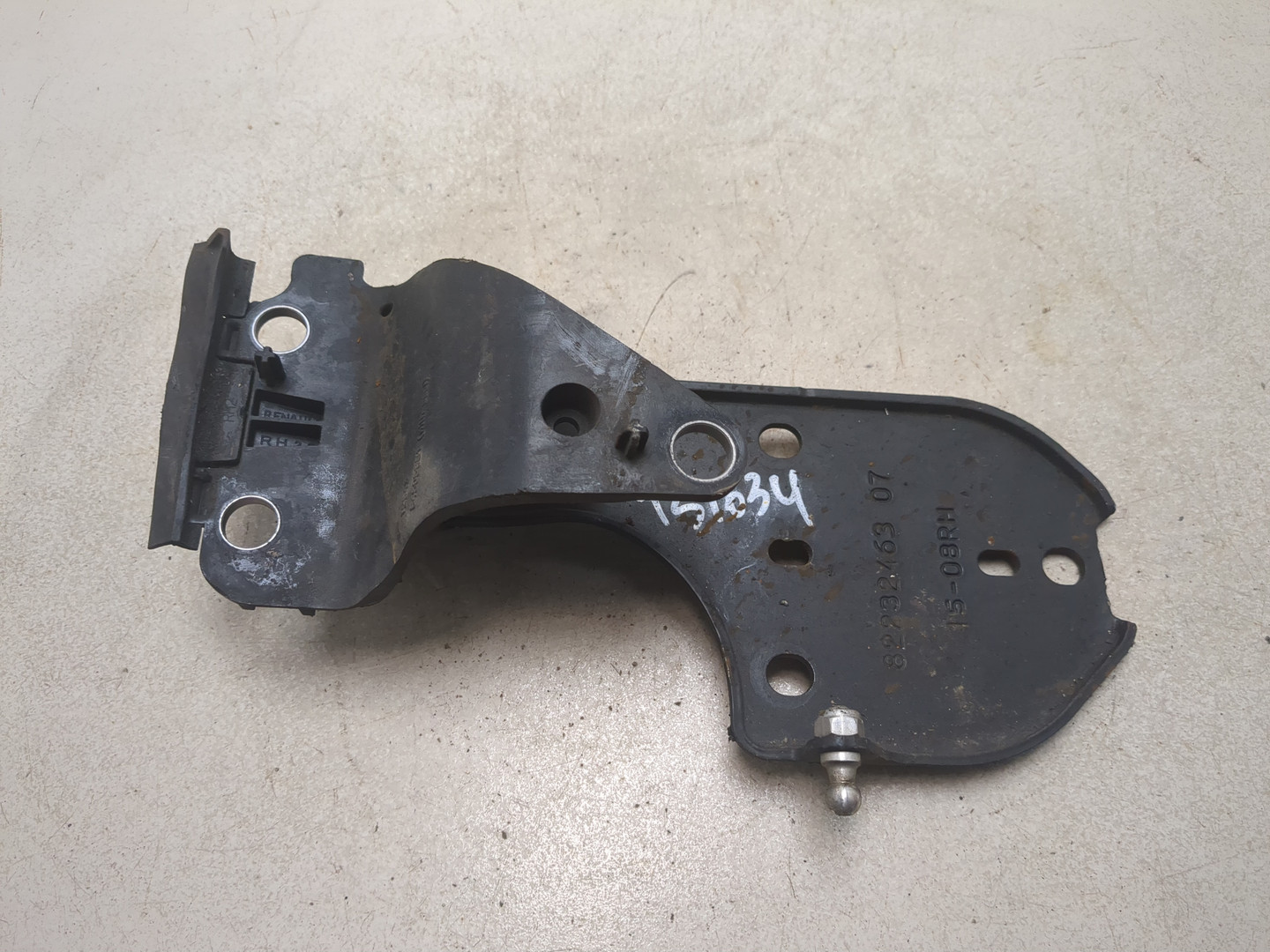 Петля капота правая