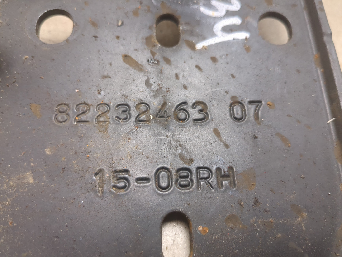 Петля капота правая