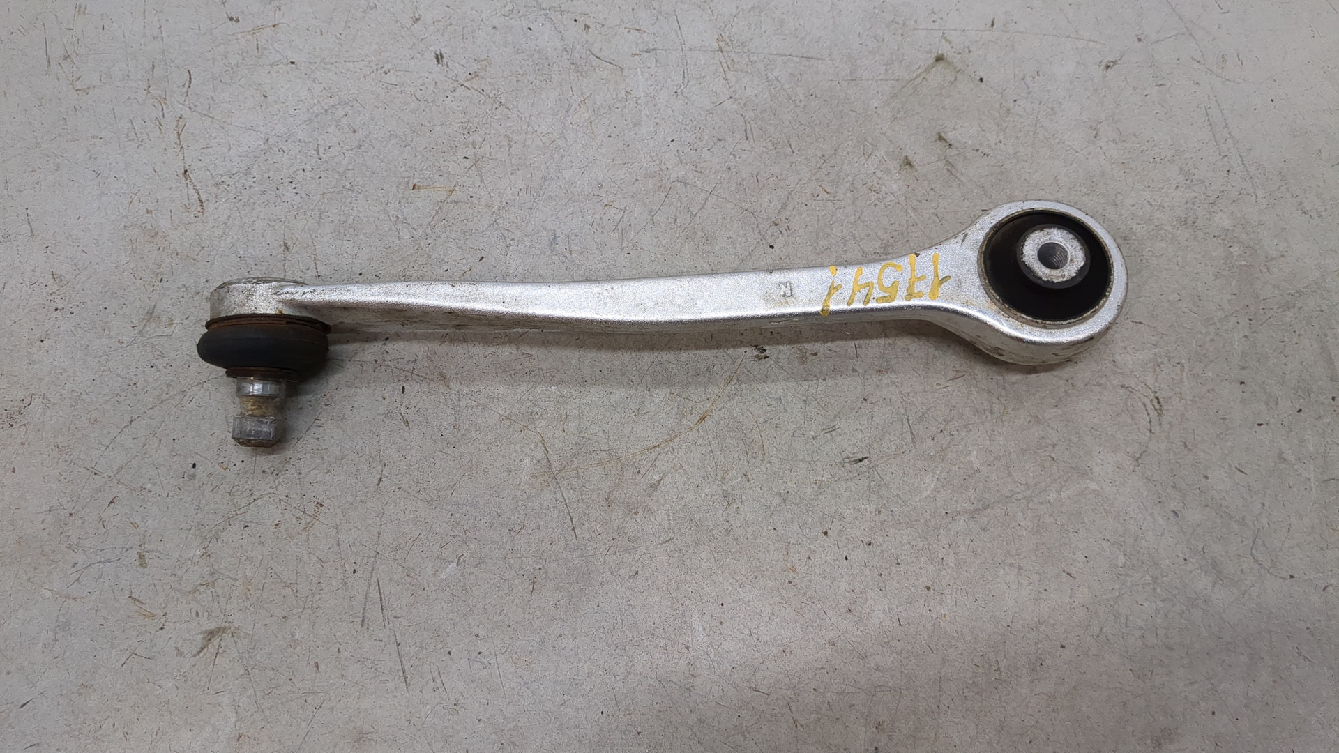 Рычаг передний правый