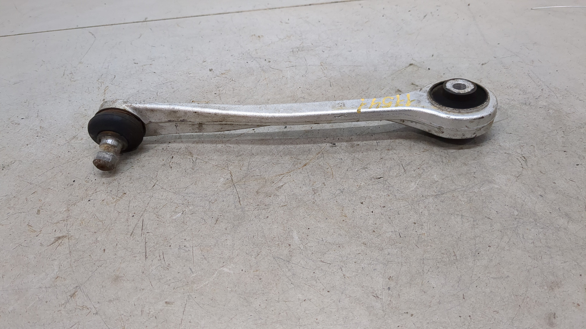 Рычаг передний правый