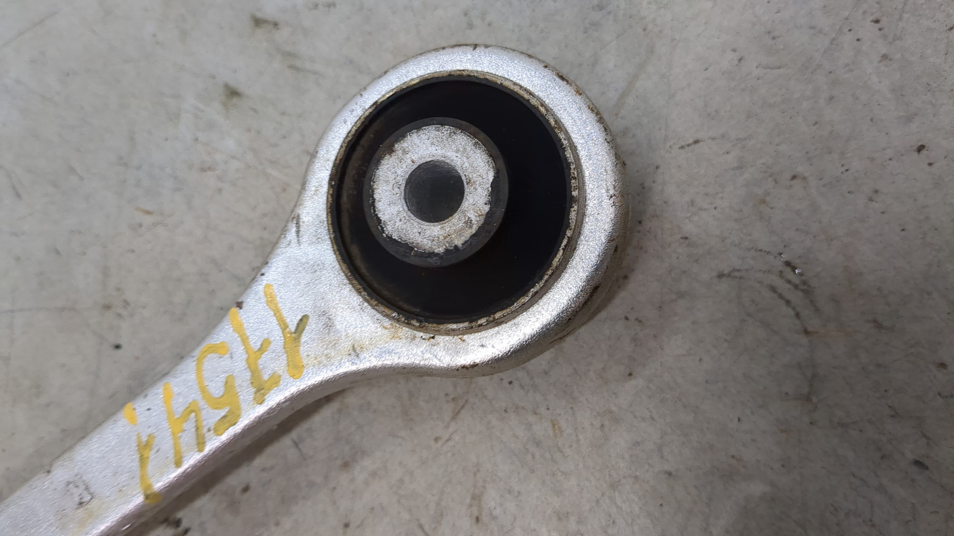 Рычаг передний правый