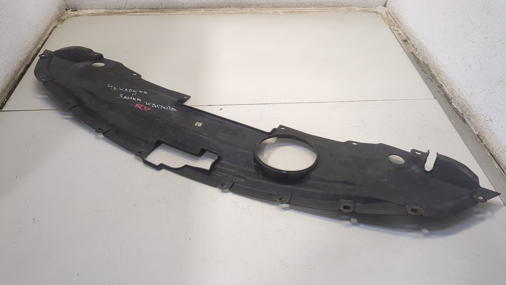 Кожух замка капота