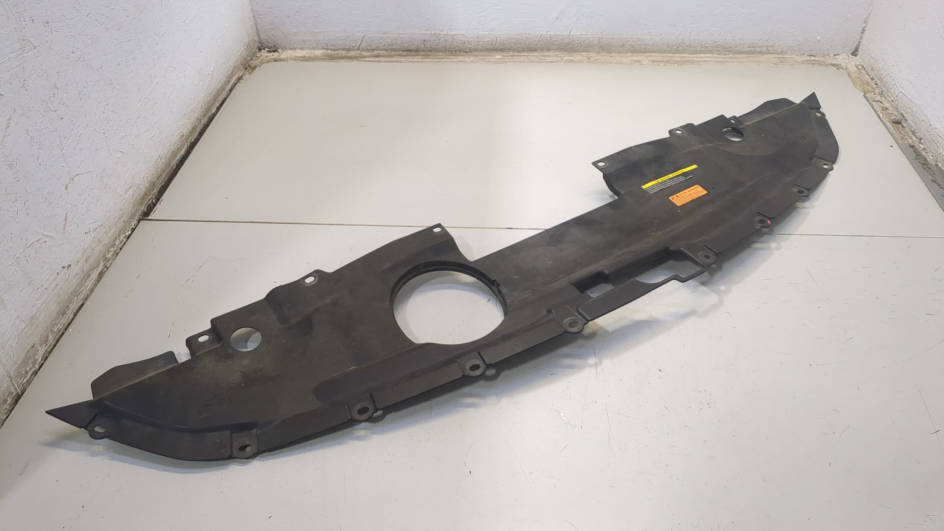 Кожух замка капота