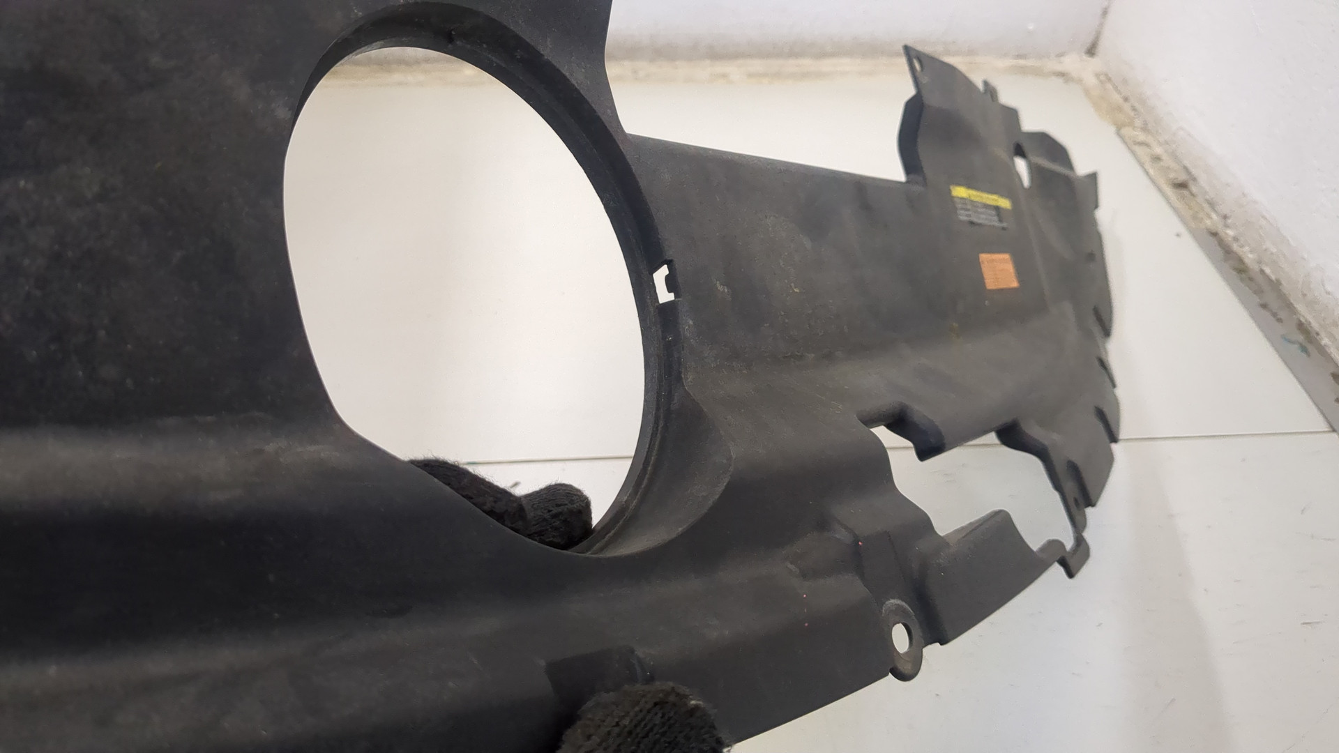 Кожух замка капота