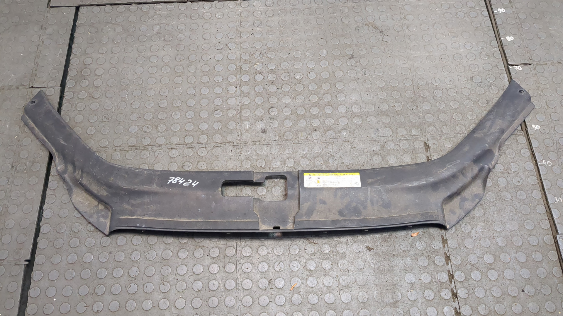 Кожух замка капота