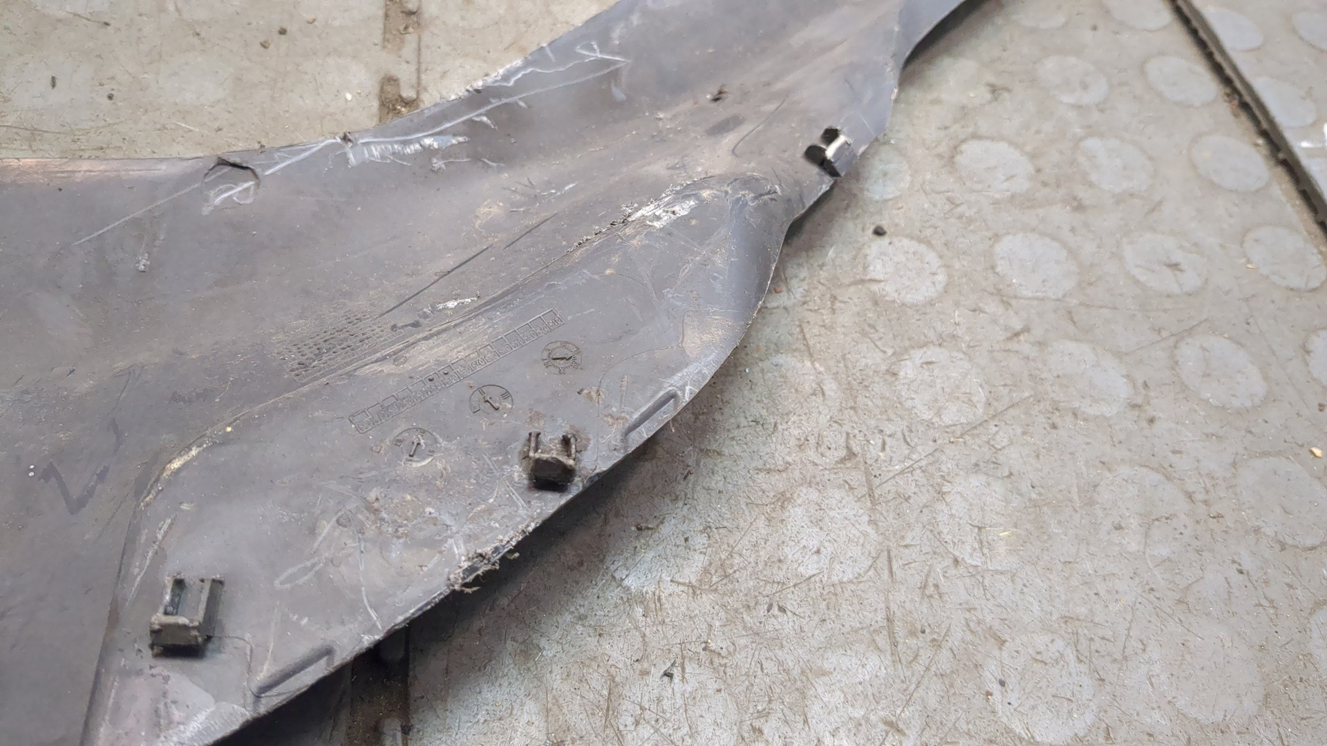 Кожух замка капота