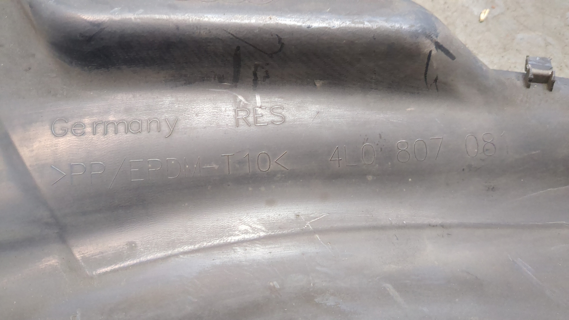 Кожух замка капота