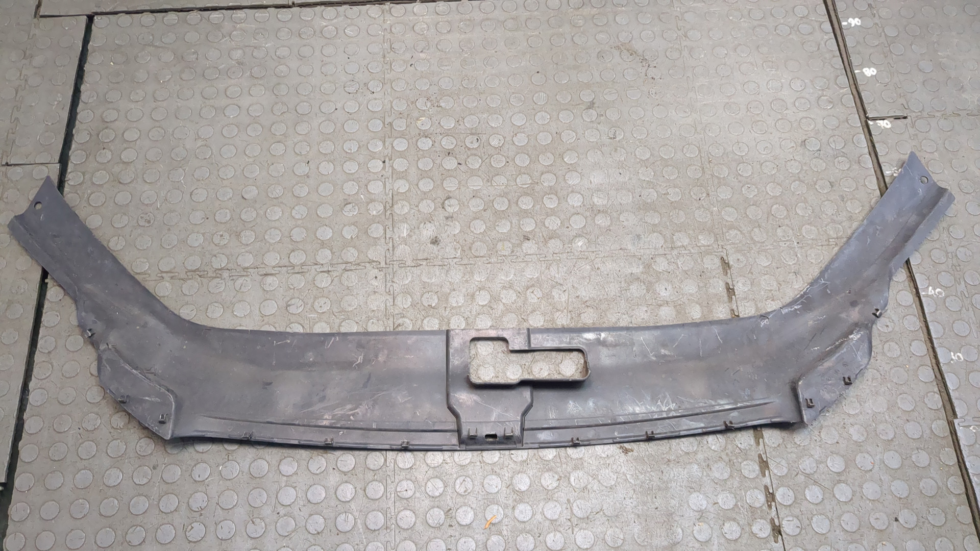 Кожух замка капота