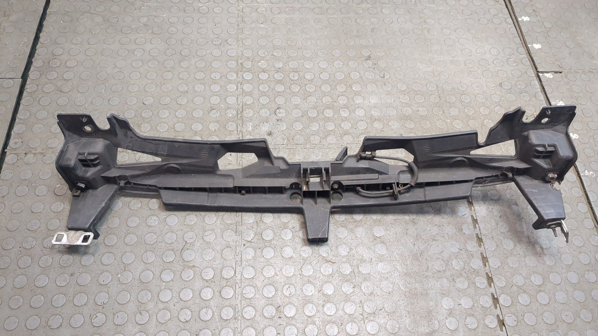 Кожух замка капота