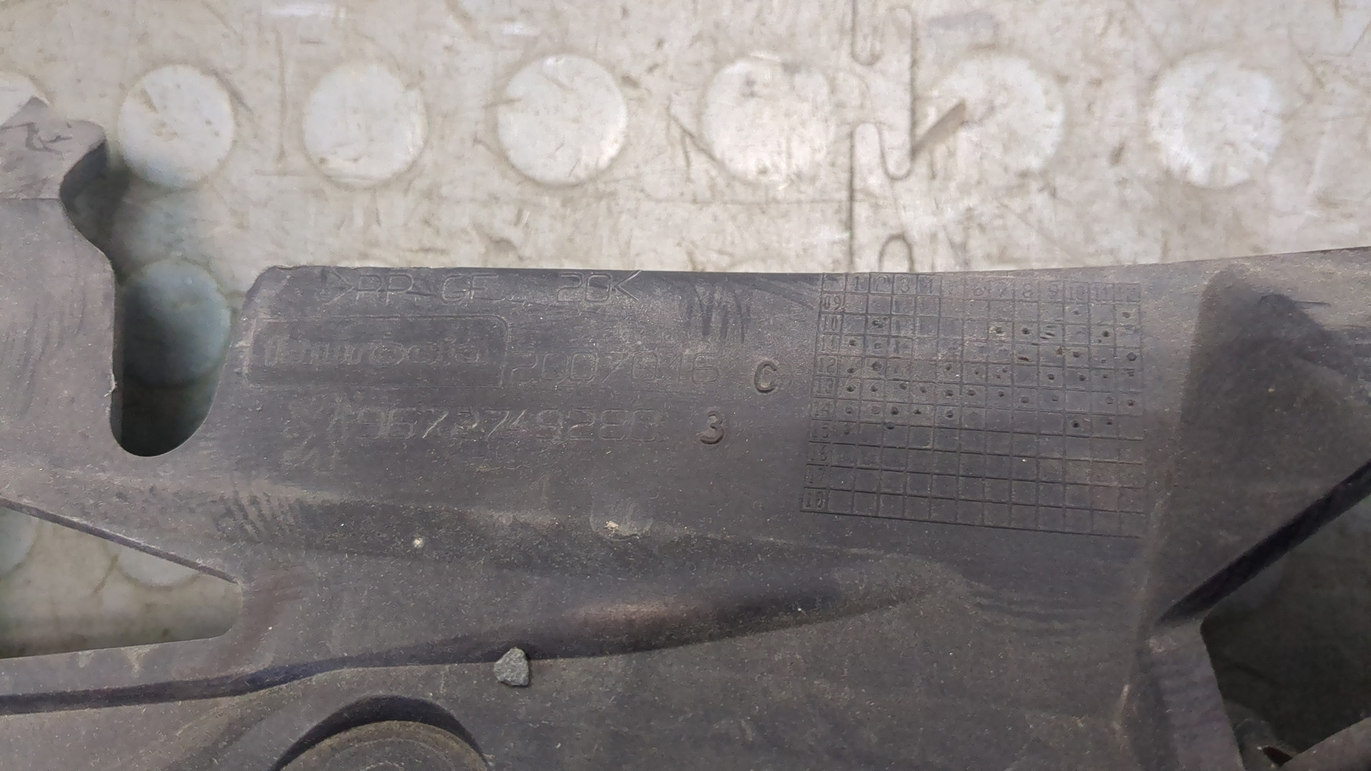 Кожух замка капота