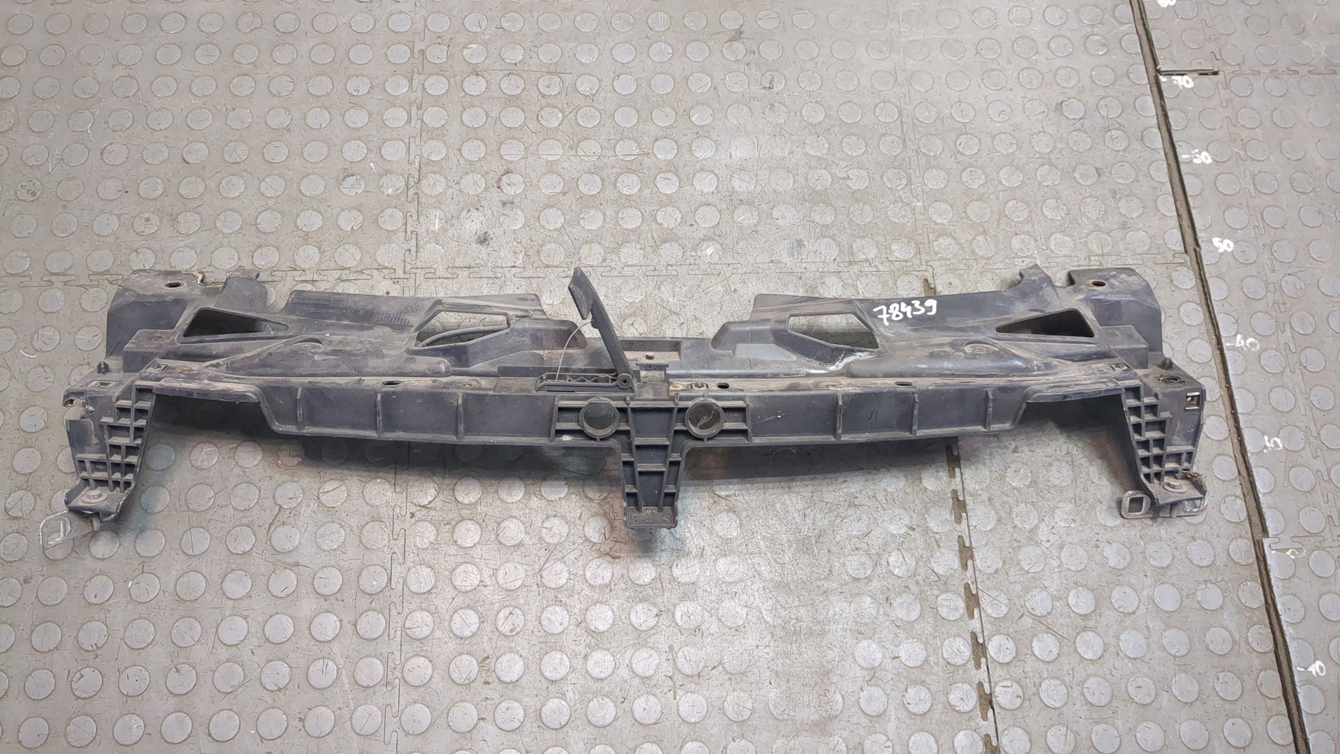 Кожух замка капота