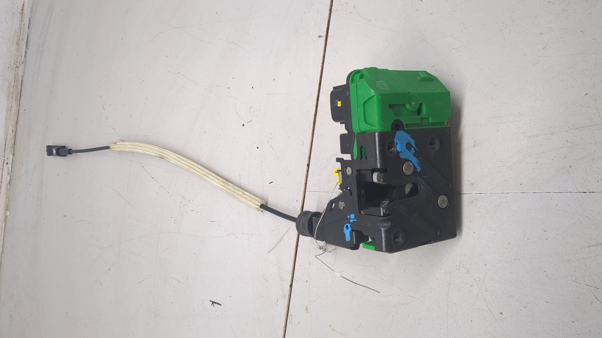 Замок двери передней правой