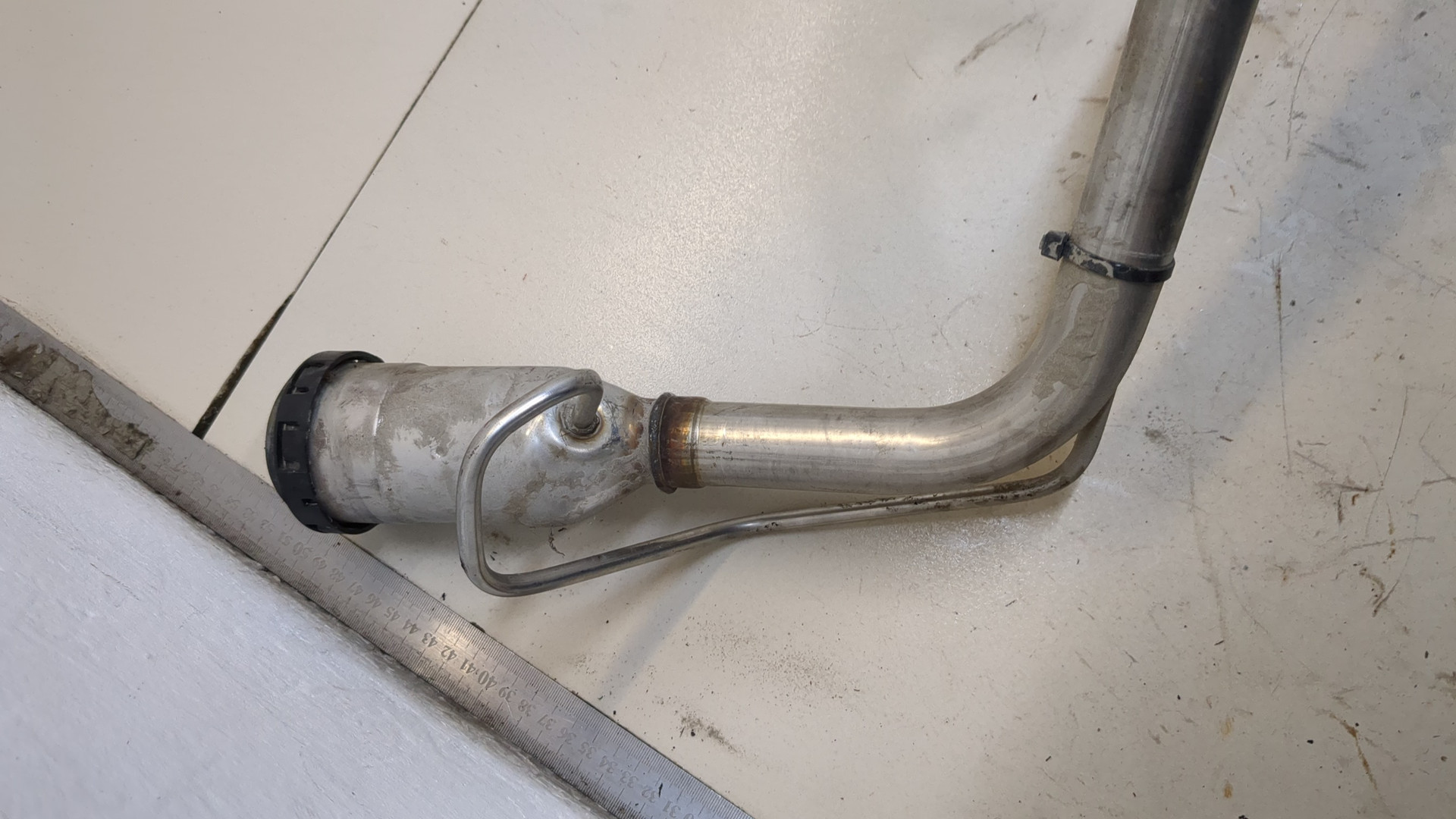 Горловина топливного бака