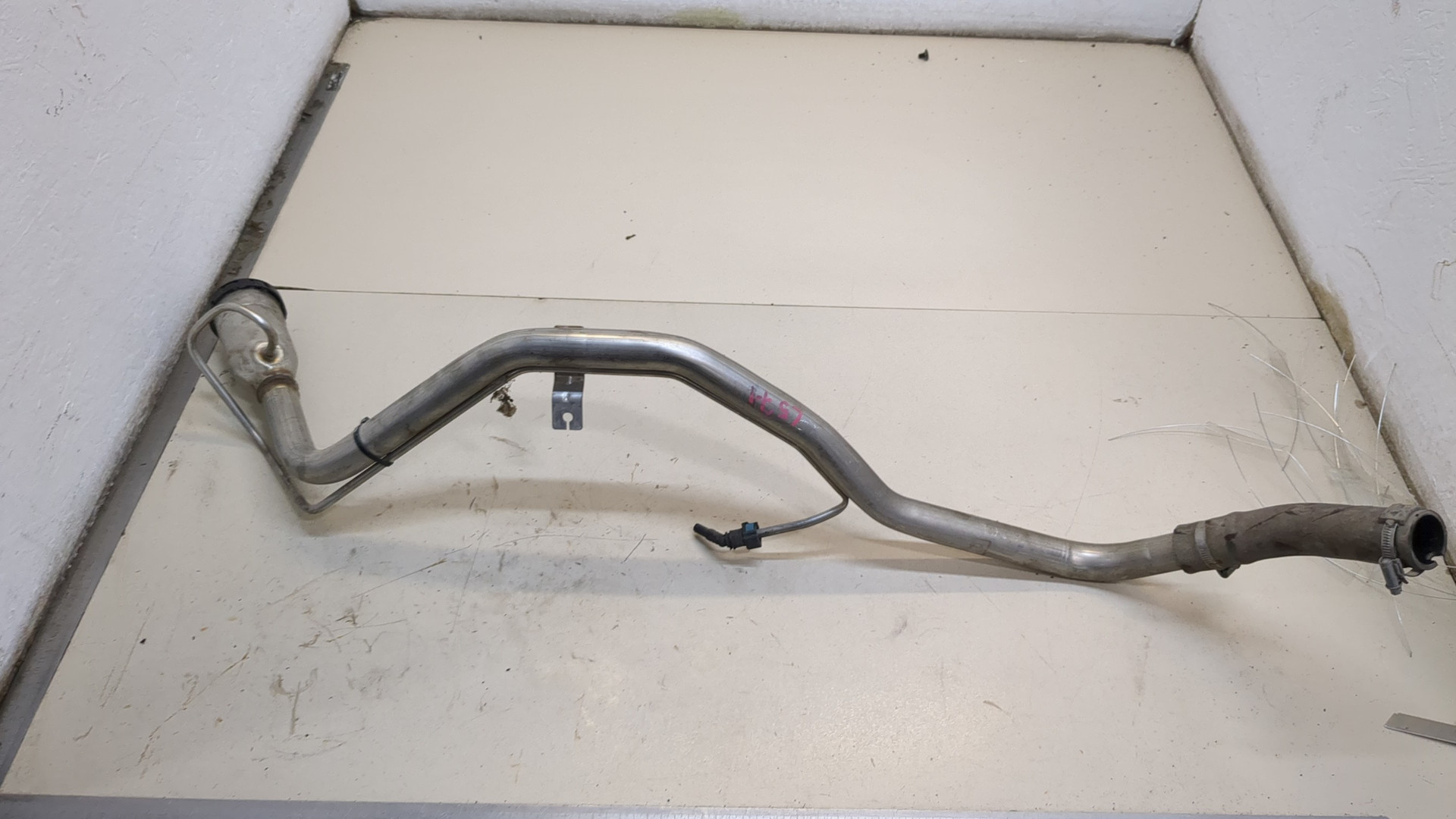 Горловина топливного бака