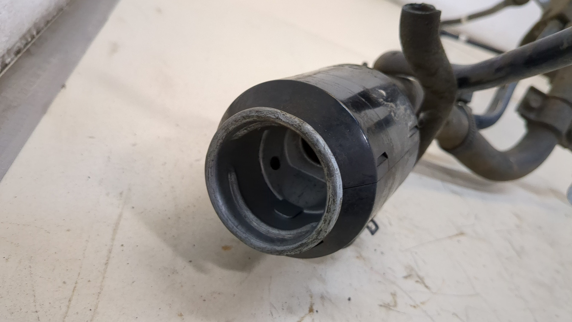 Горловина топливного бака