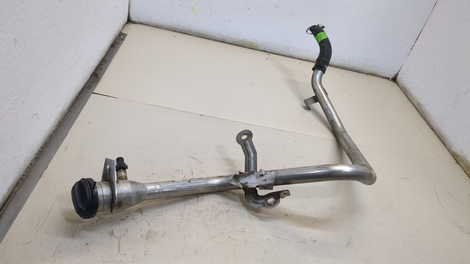 Горловина топливного бака