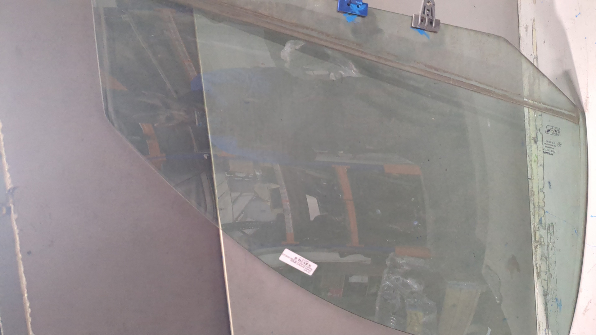 Стекло двери передней правой