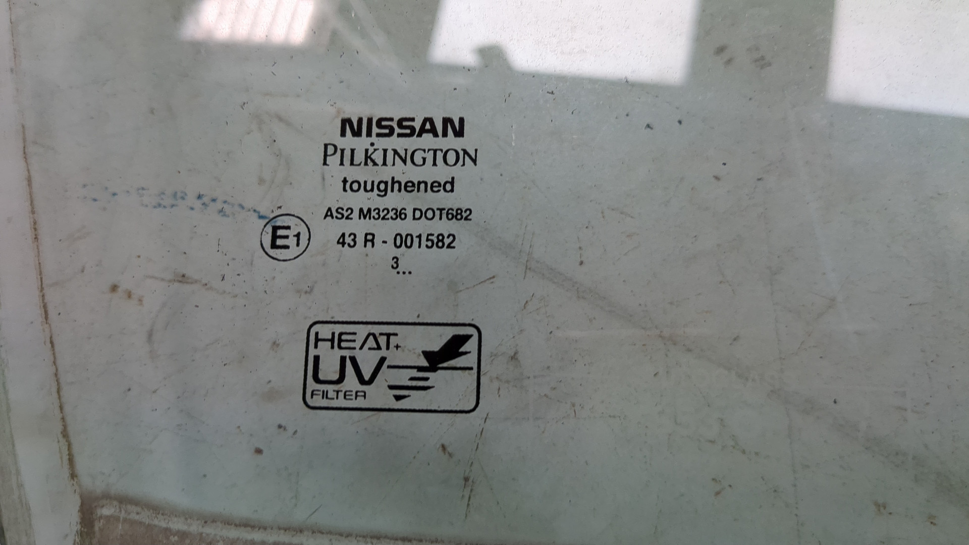 Стекло двери передней правой