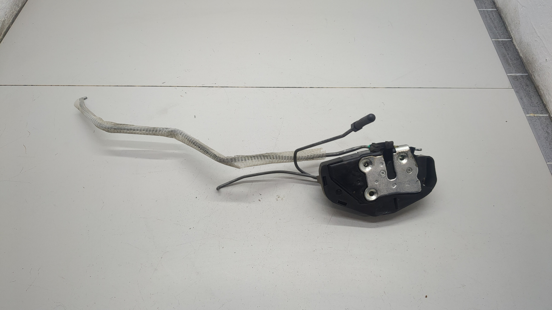 Замок двери передней левой