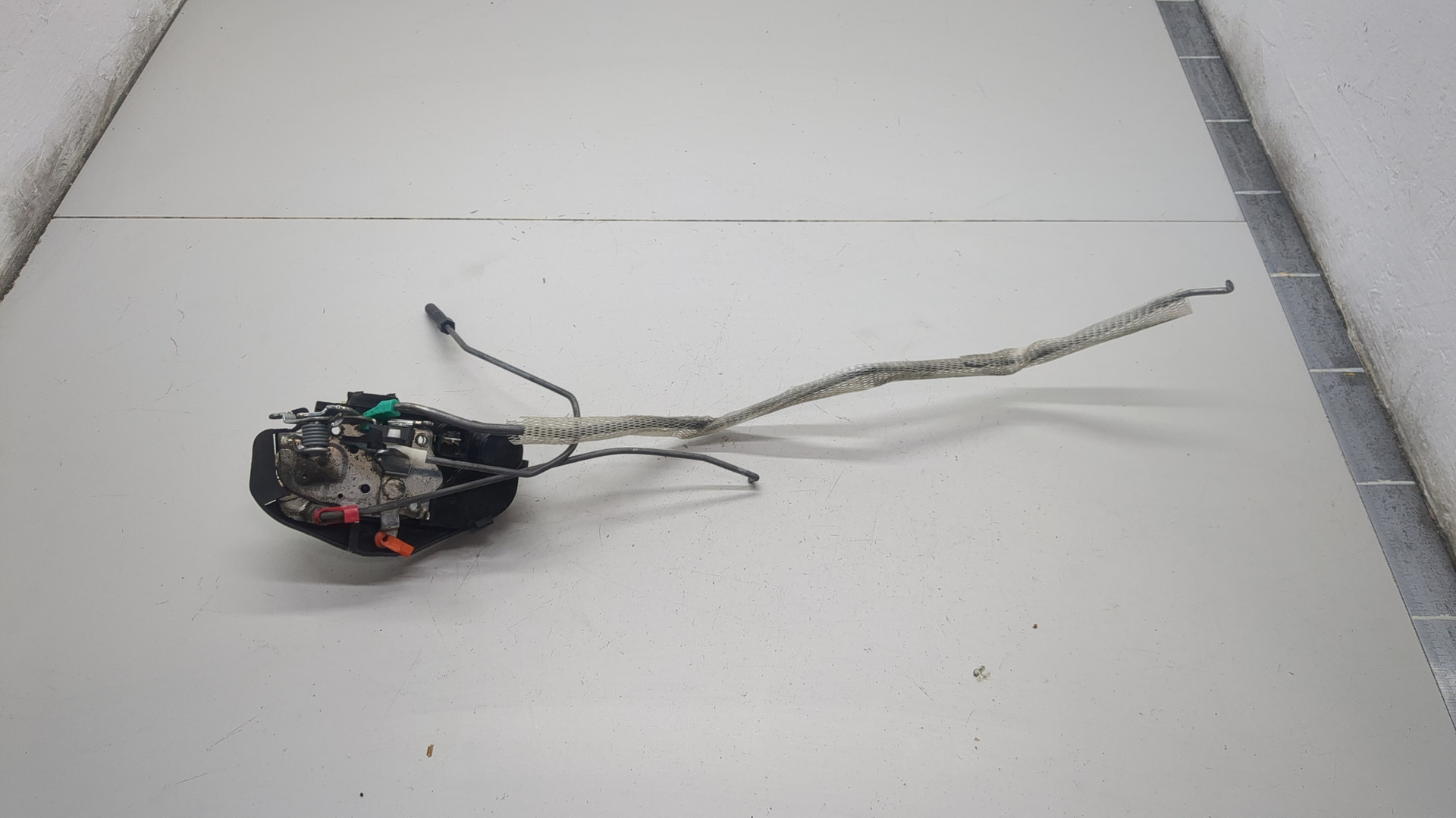 Замок двери передней левой