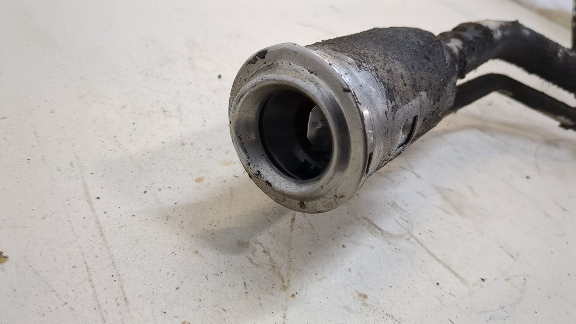 Горловина топливного бака