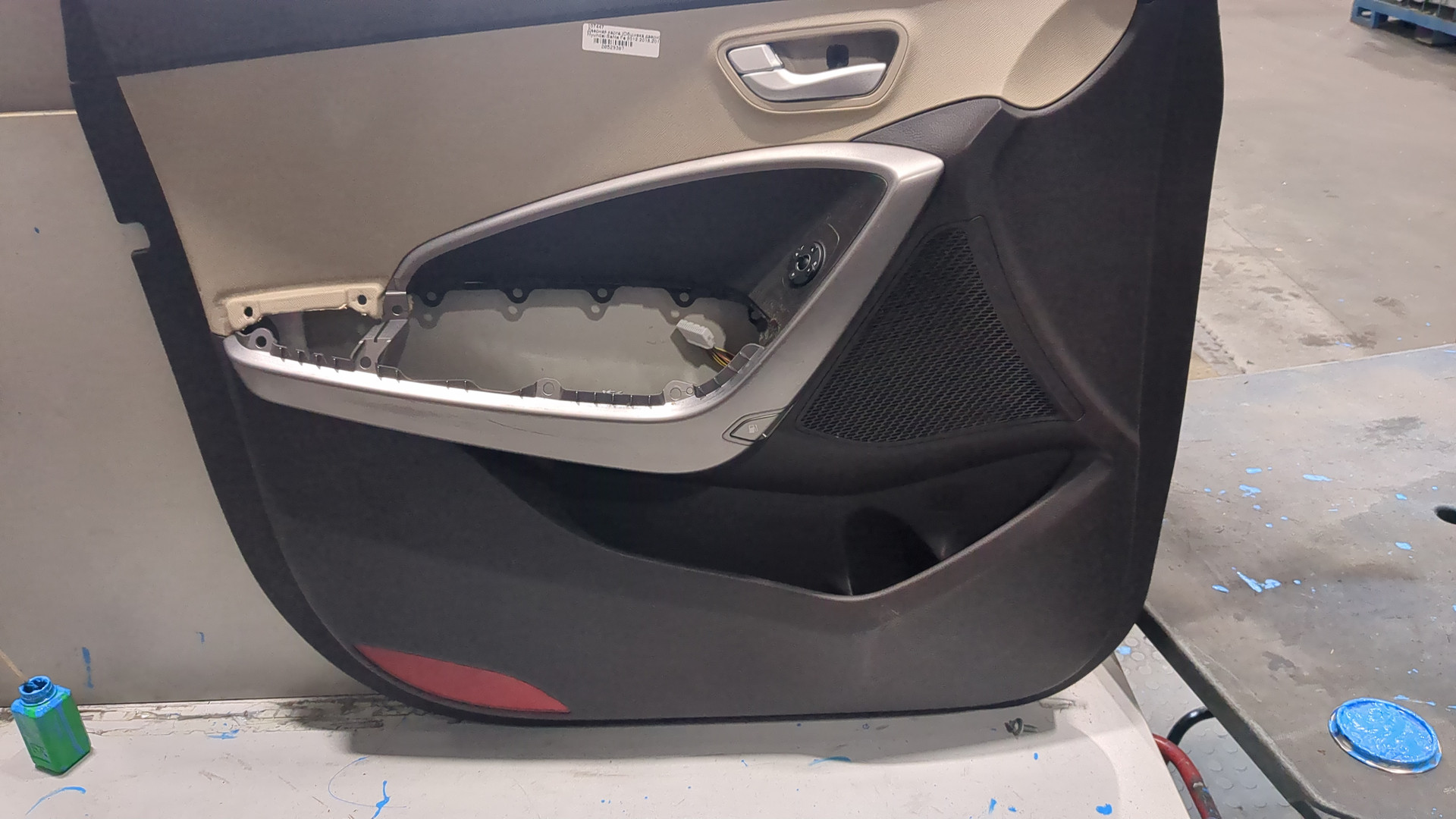 Обшивка двери передней левой