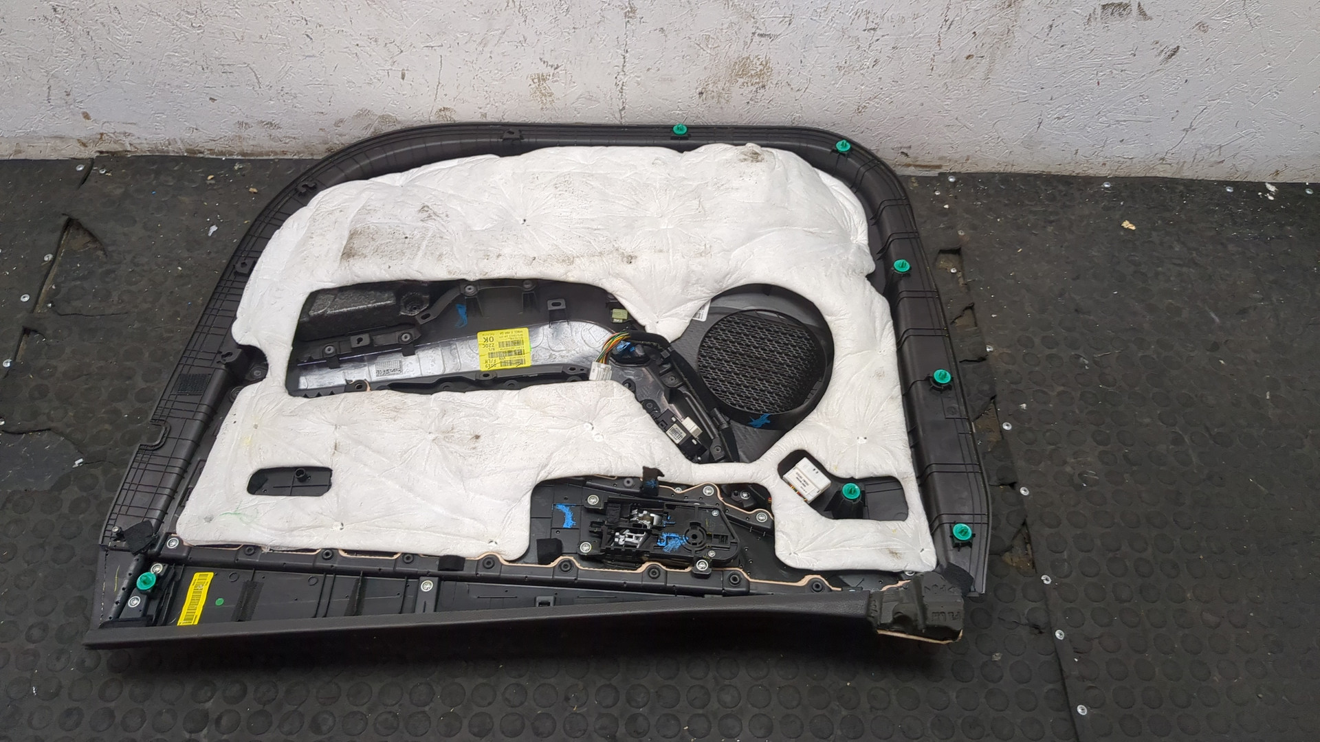 Обшивка двери передней левой