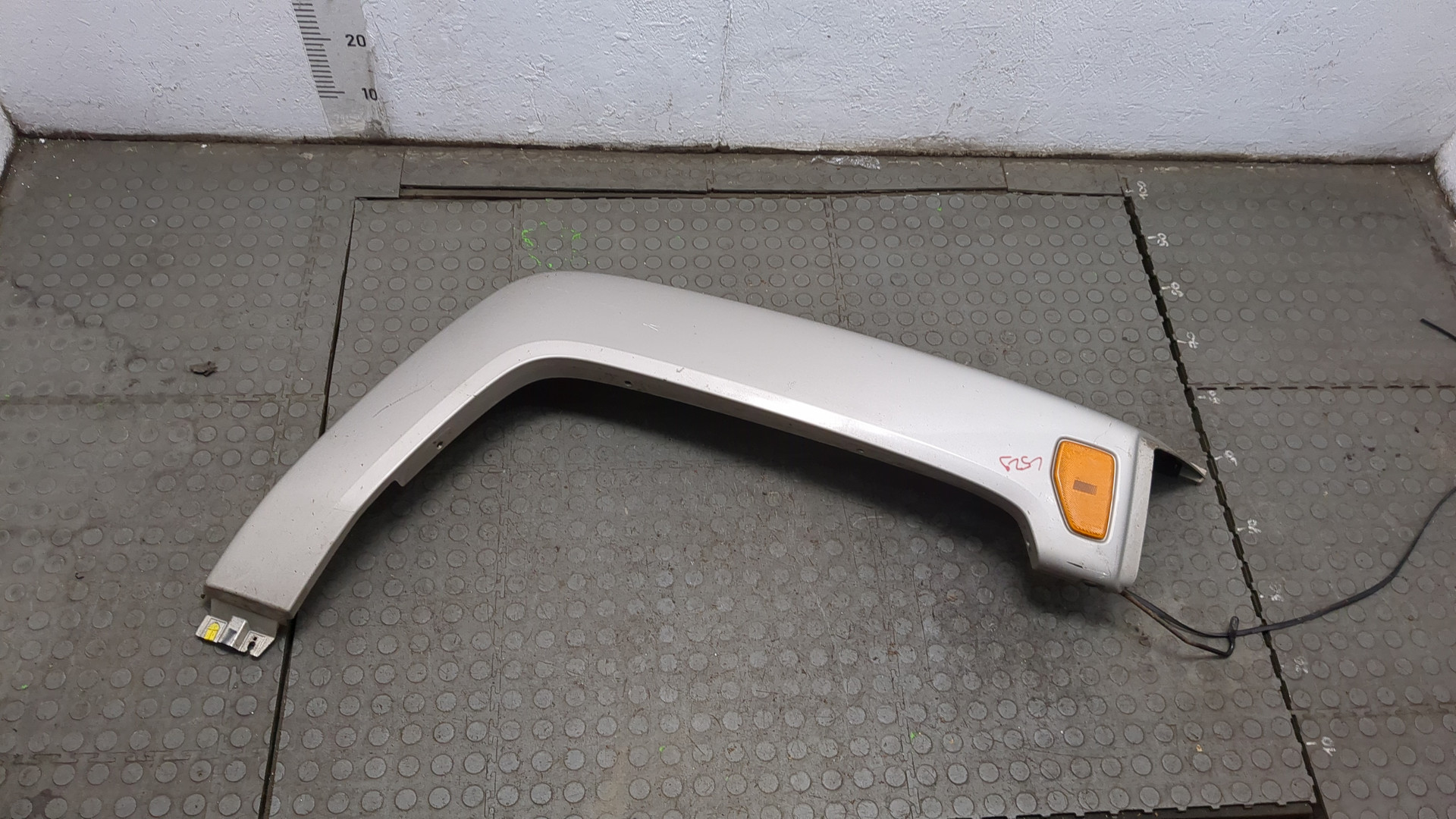 Накладка переднего крыла правого