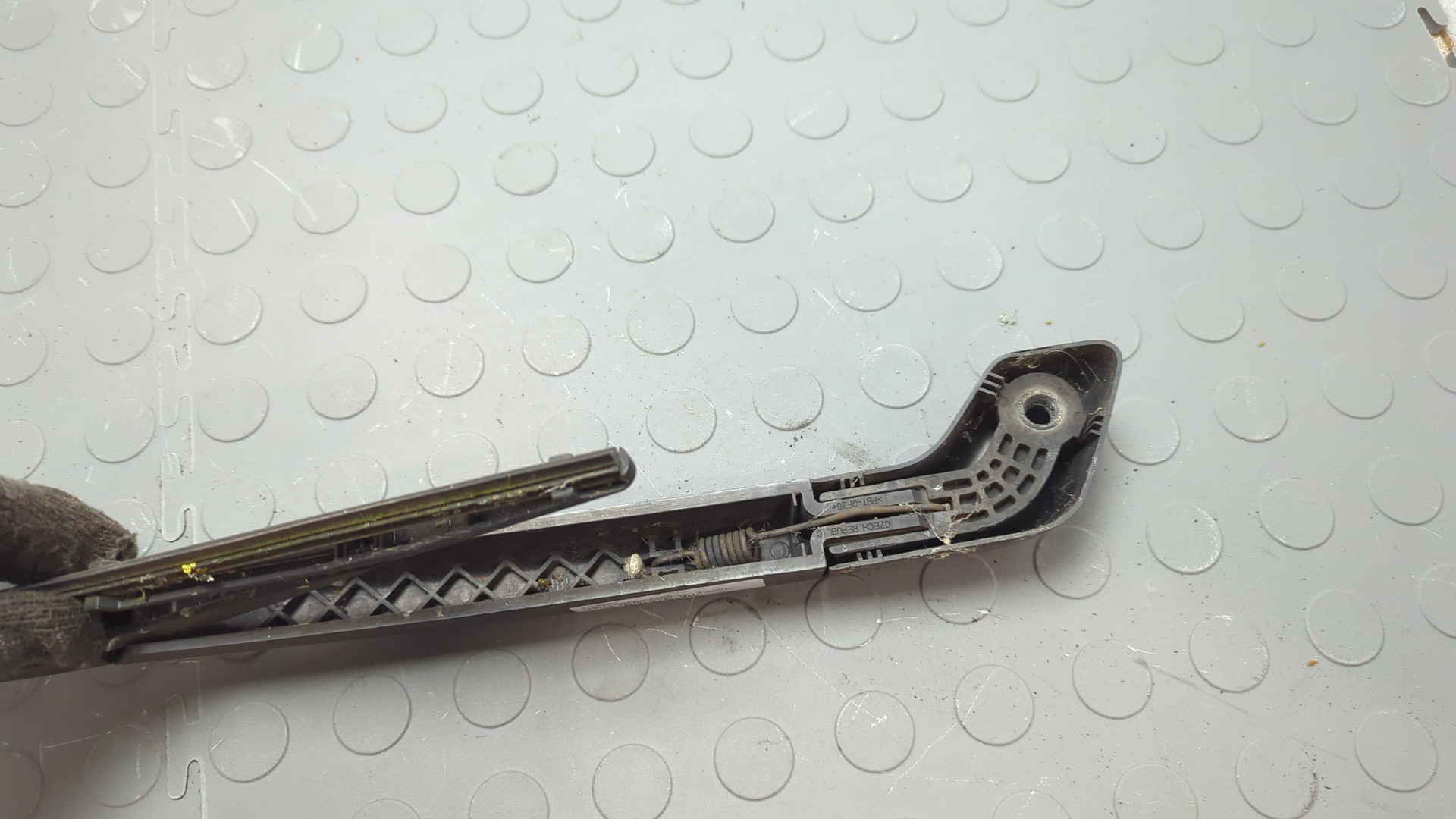 Поводок стеклоочистителя заднего