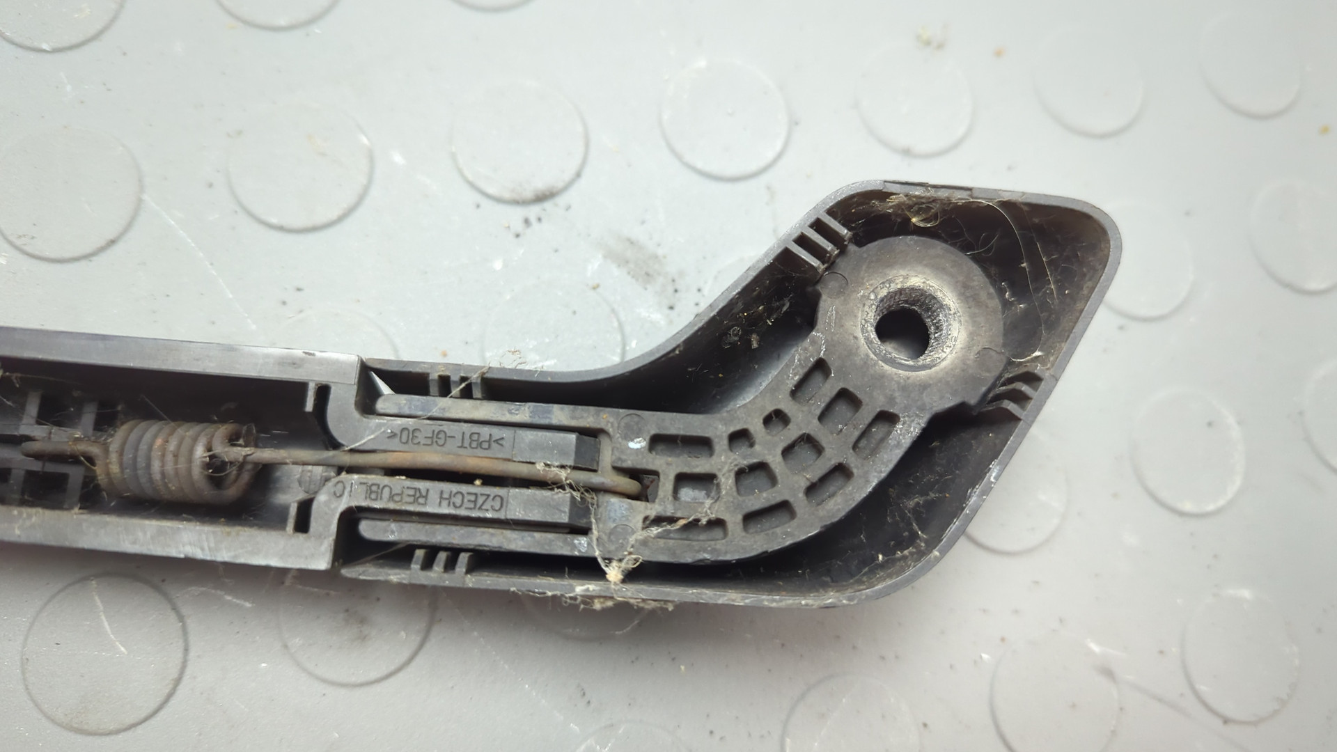 Поводок стеклоочистителя заднего