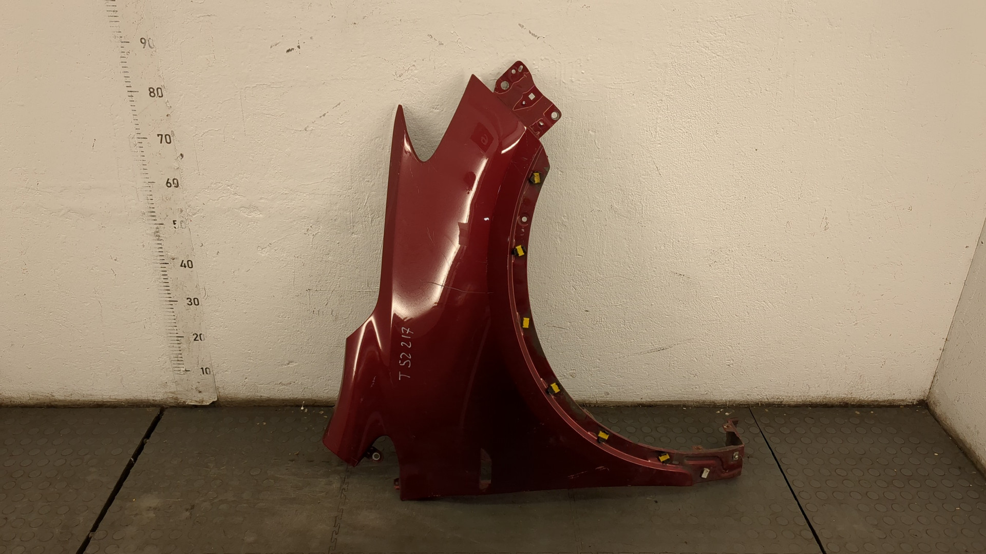 Крыло переднее правое