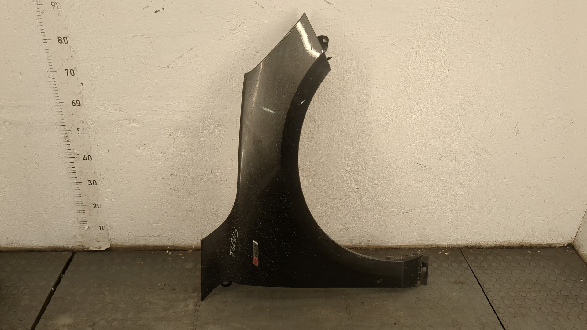 Крыло переднее правое