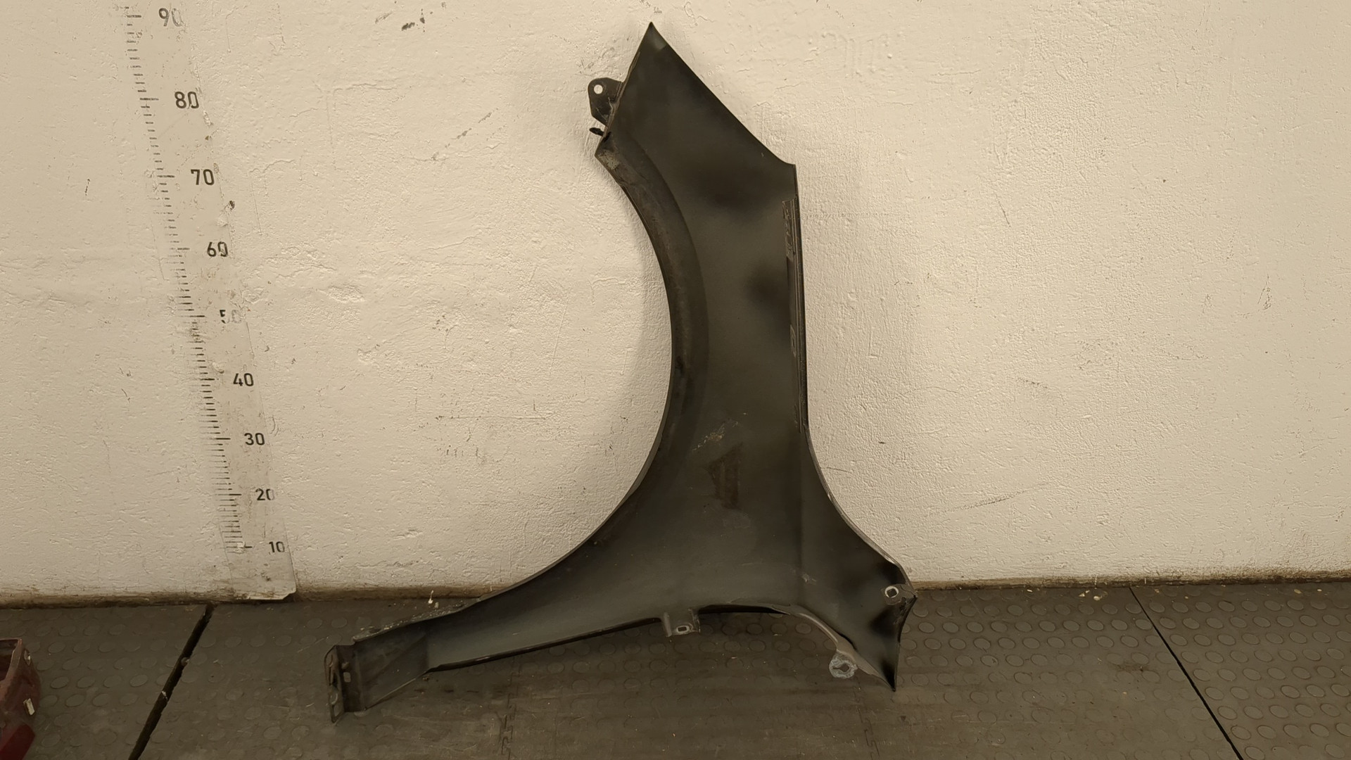 Крыло переднее правое