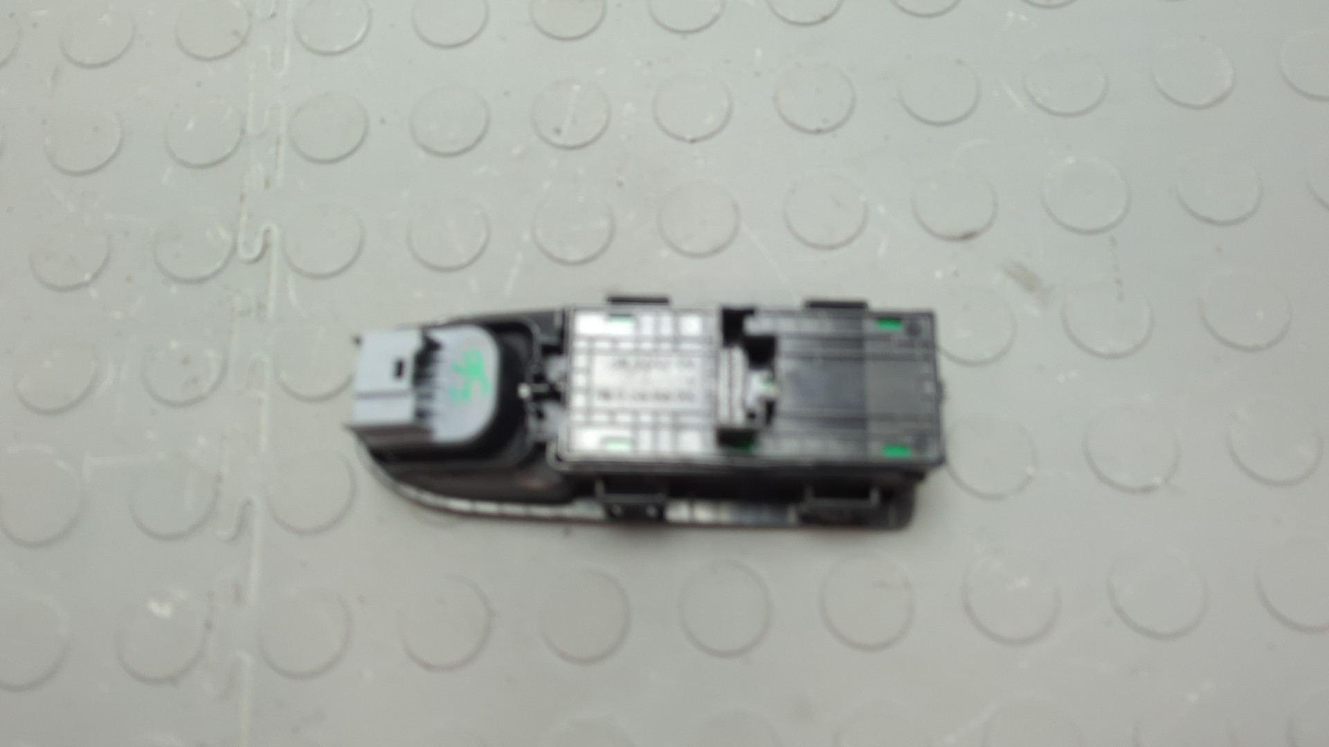 Кнопка стеклоподъемника