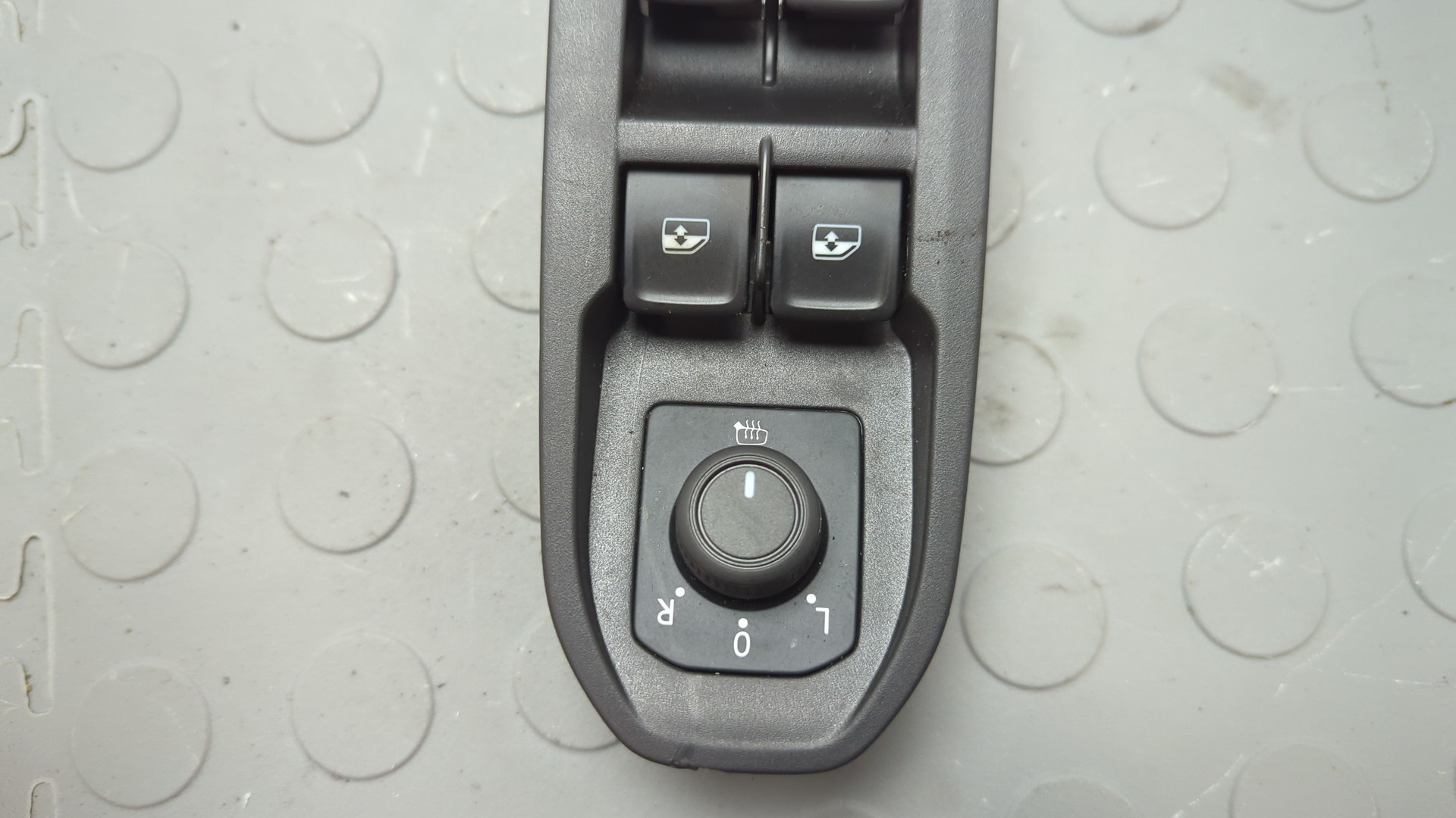 Кнопка стеклоподъемника