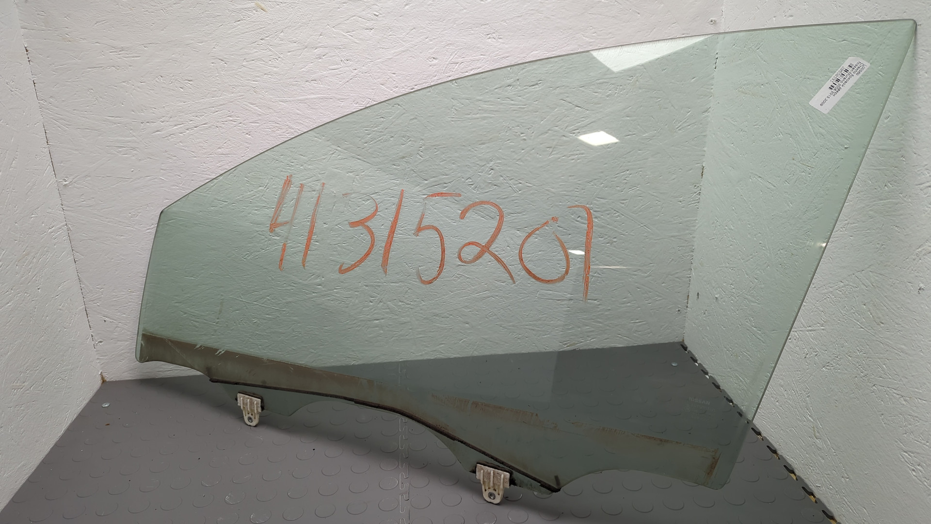 Стекло двери передней левой