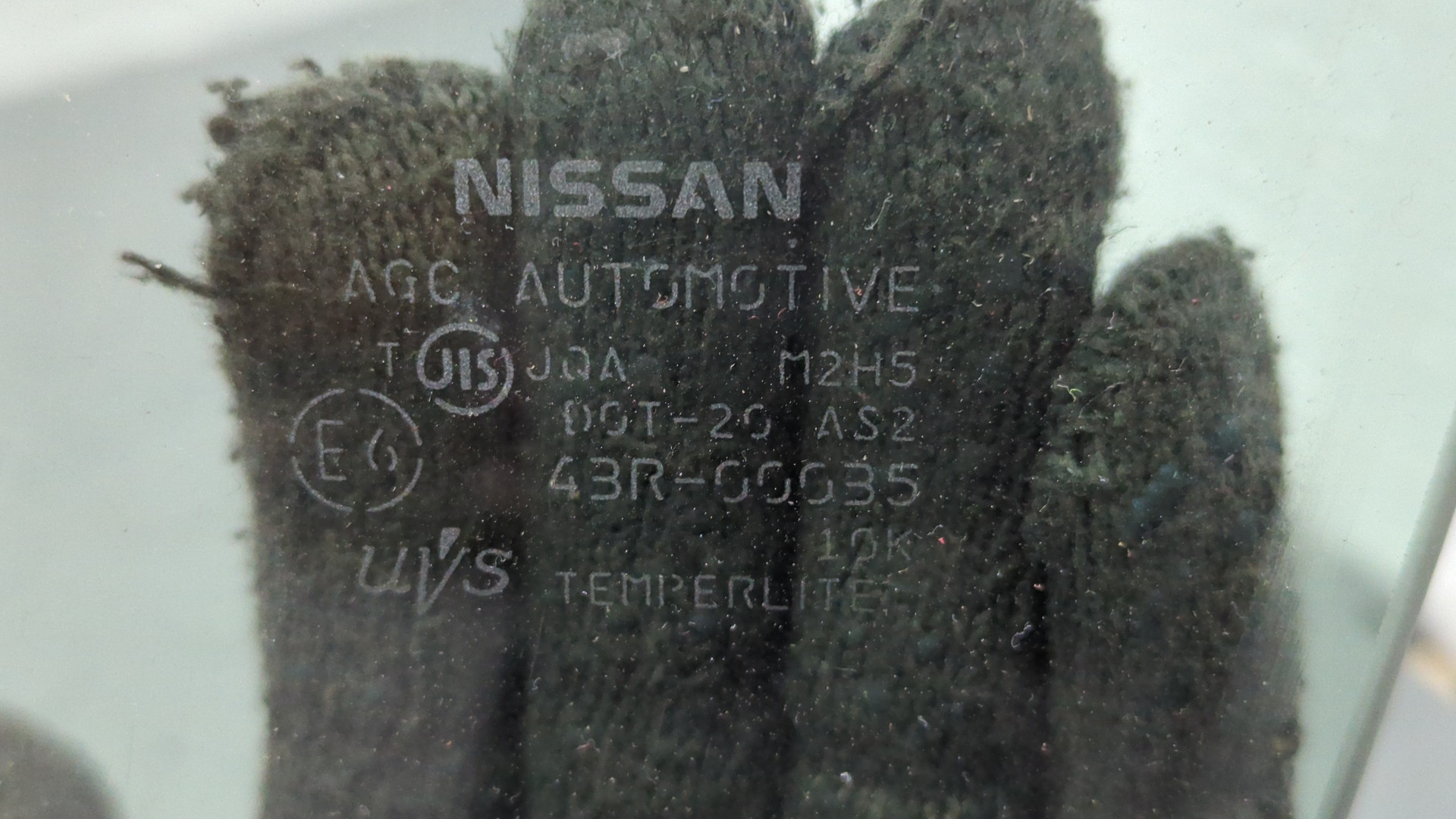 Стекло двери передней левой