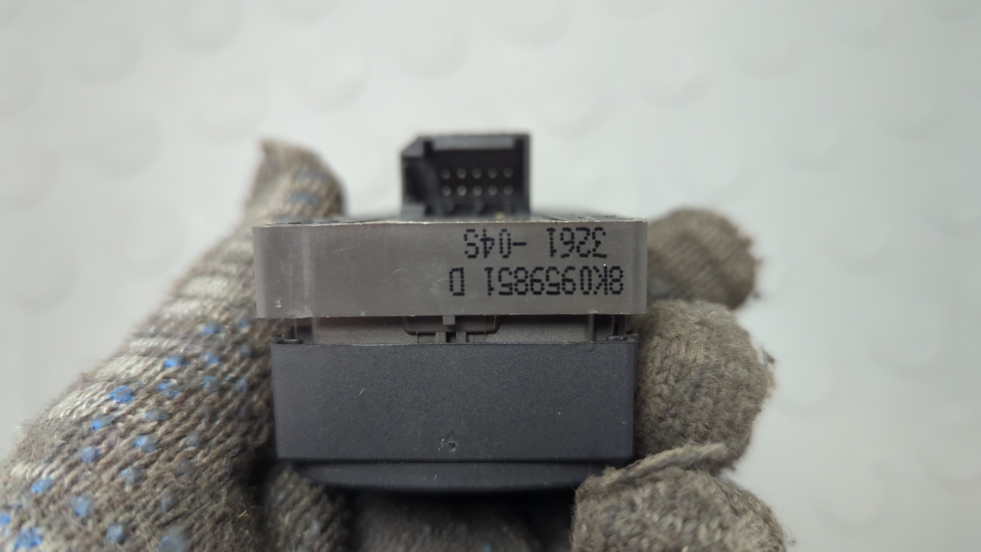 Кнопка стеклоподъемника