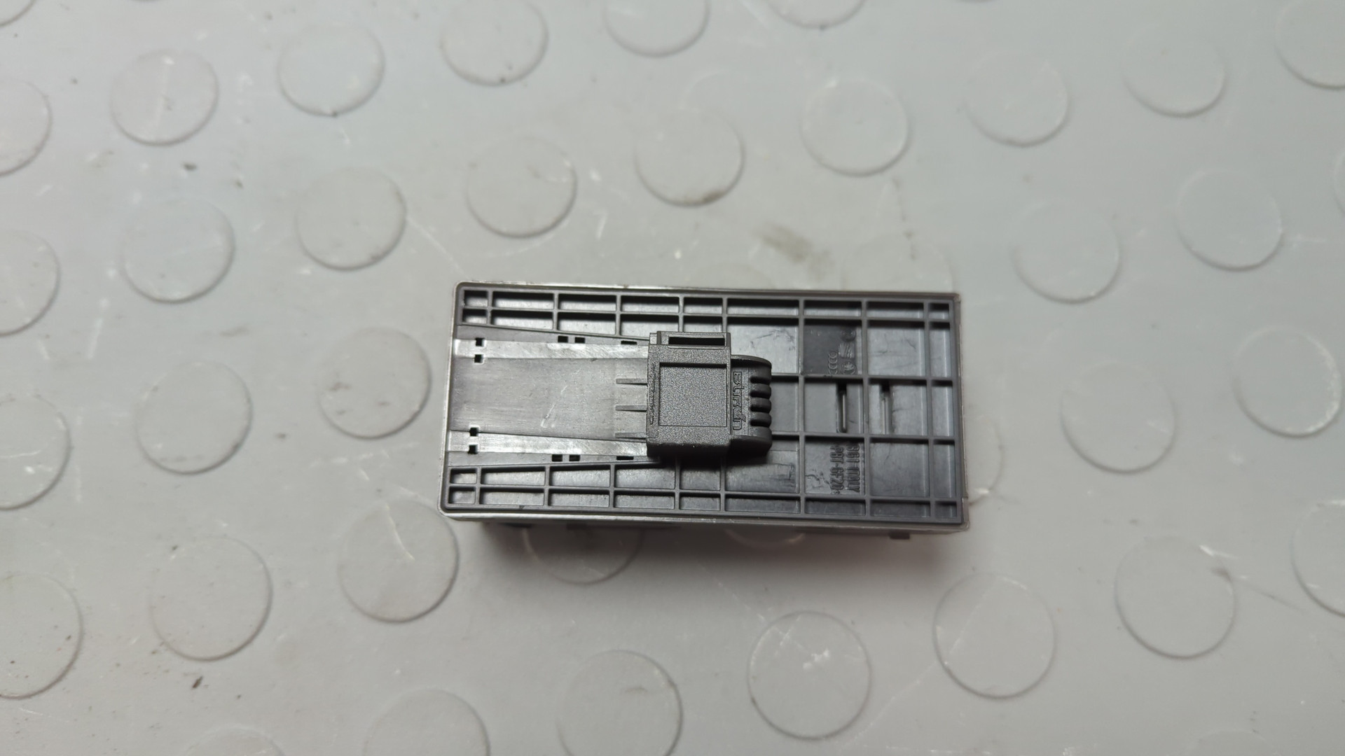 Кнопка стеклоподъемника