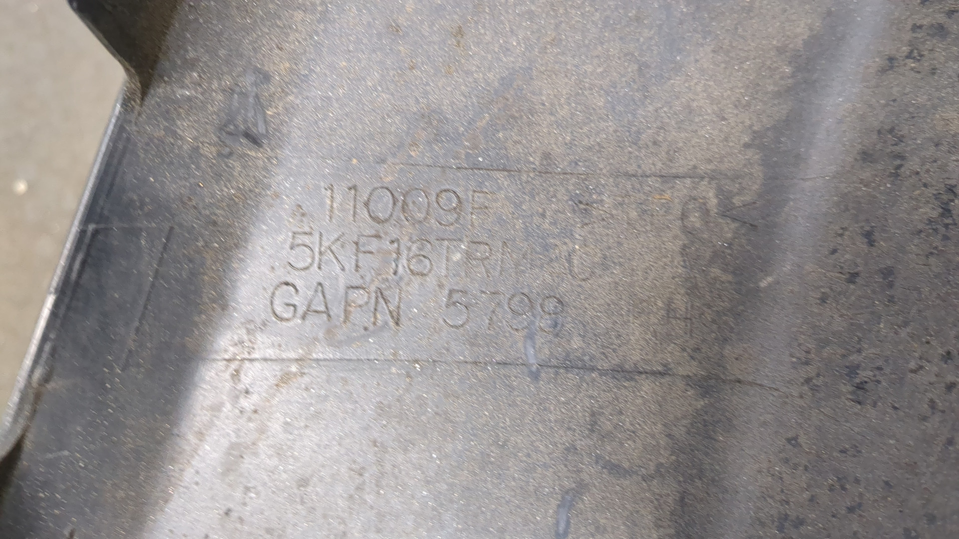 Молдинг заднего крыла правого