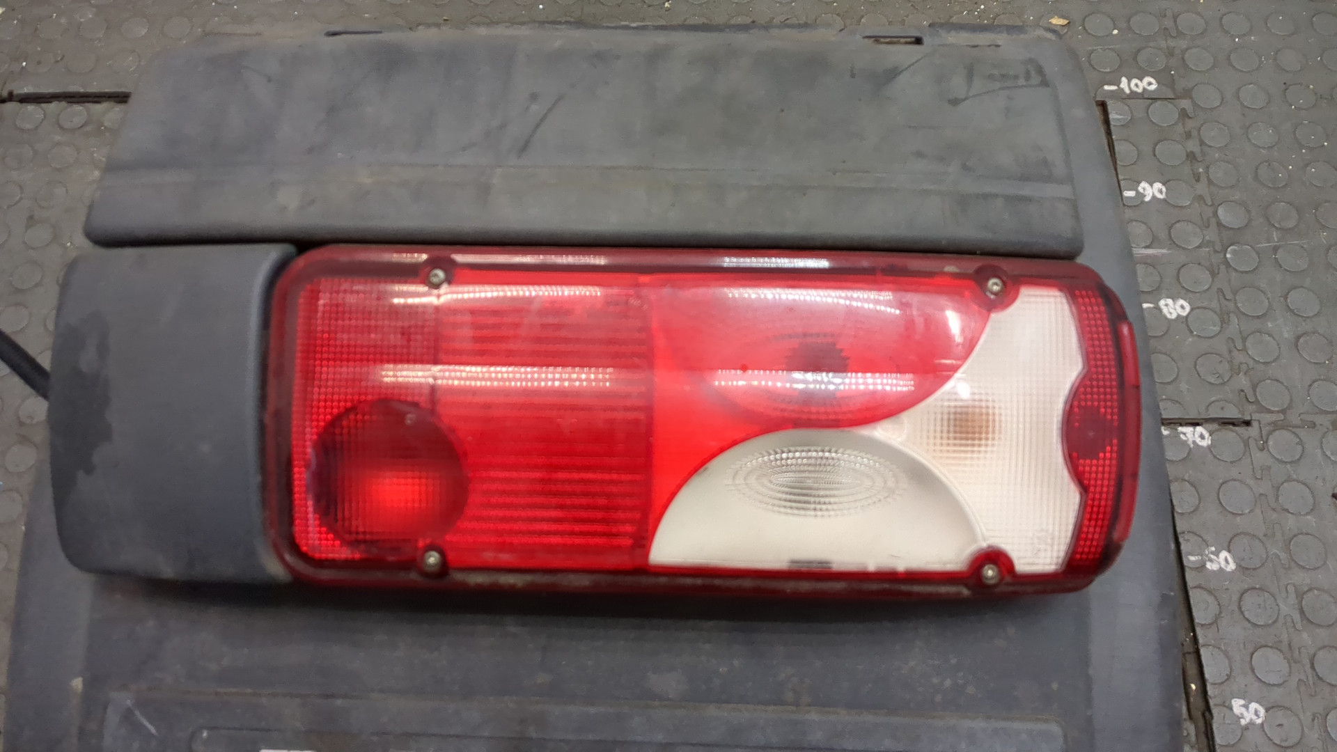 Крыло заднее правое