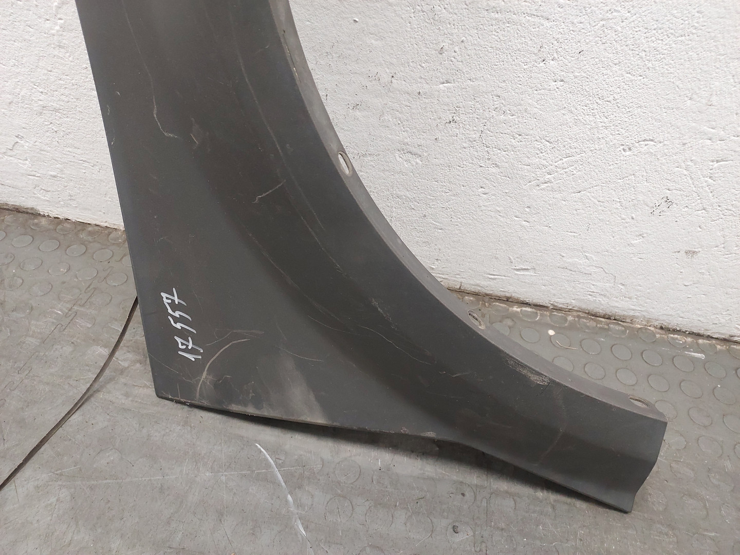 Крыло переднее правое