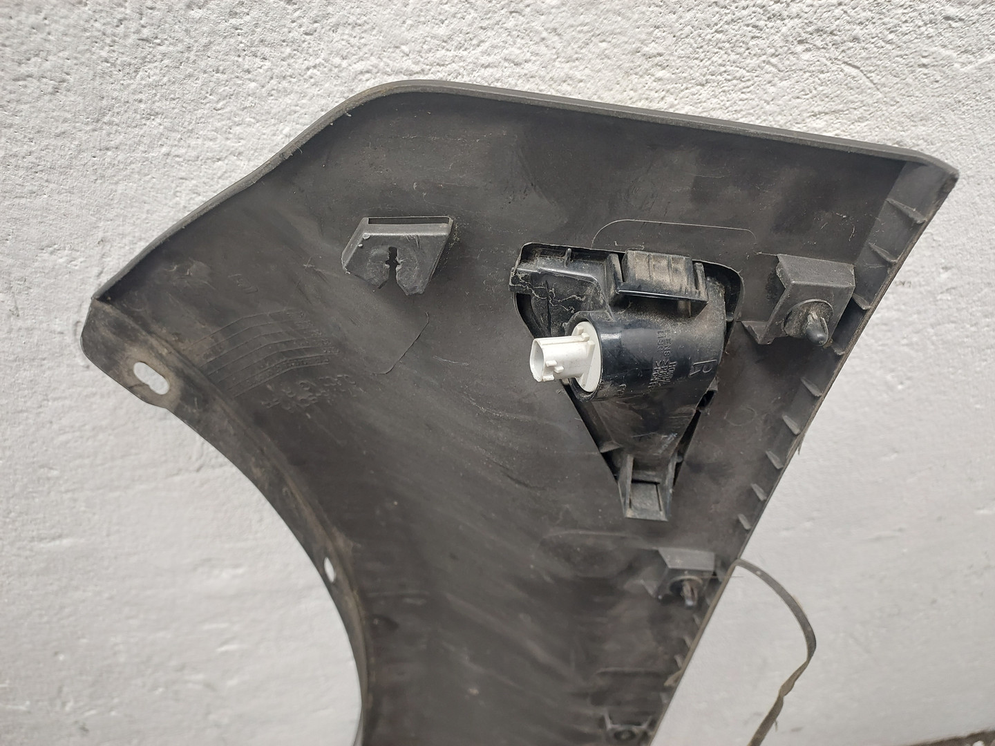 Крыло переднее правое