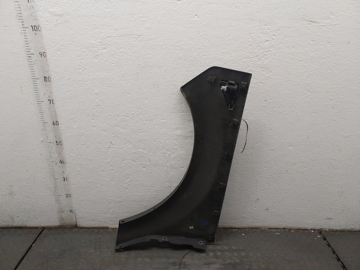 Крыло переднее правое