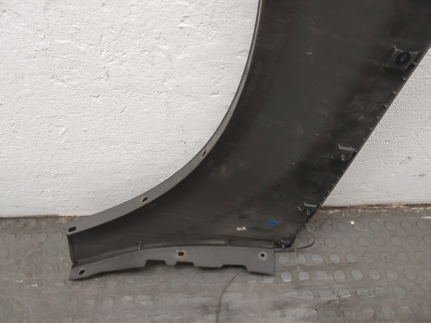 Крыло переднее правое