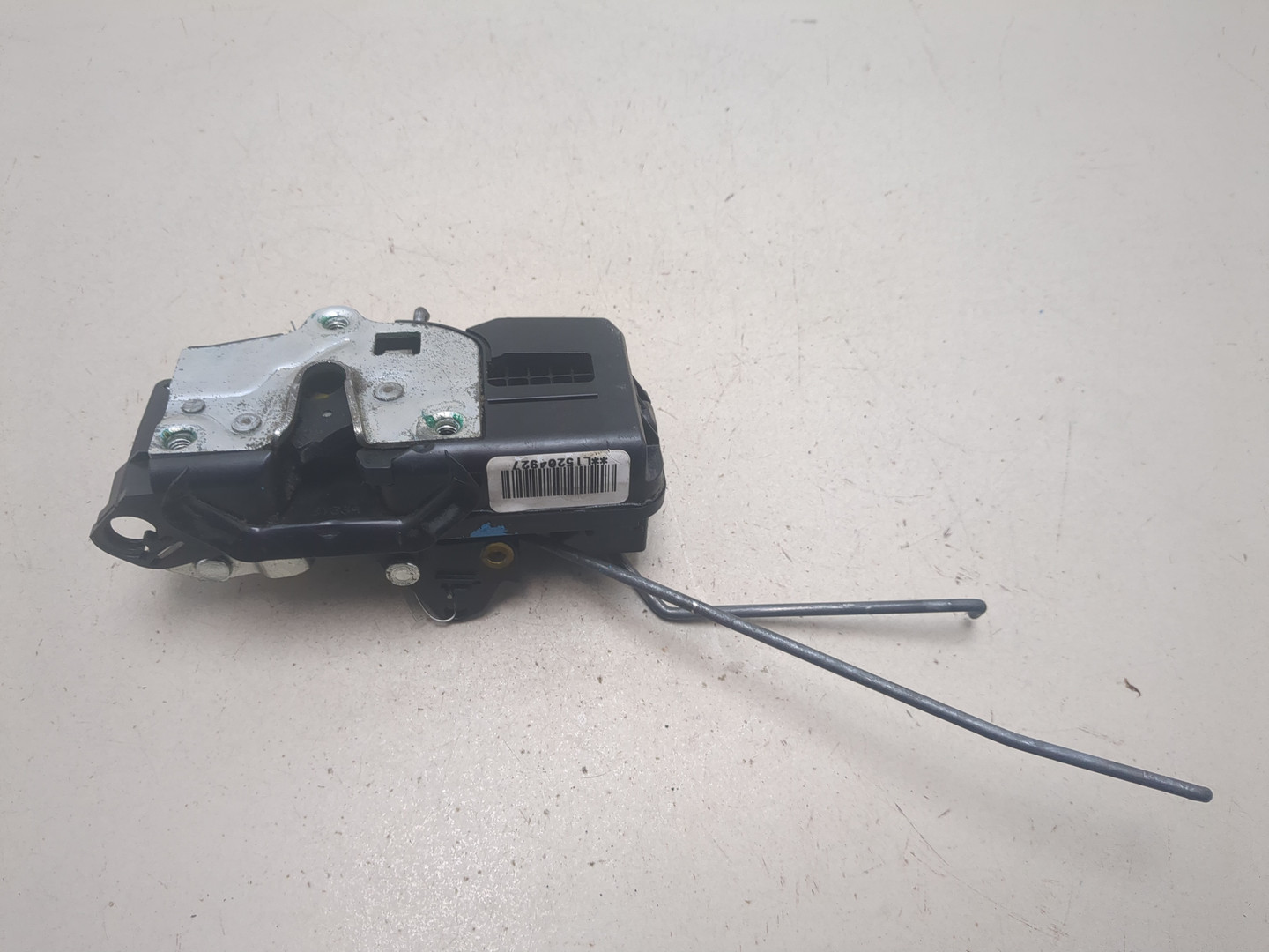 Замок двери передней левой